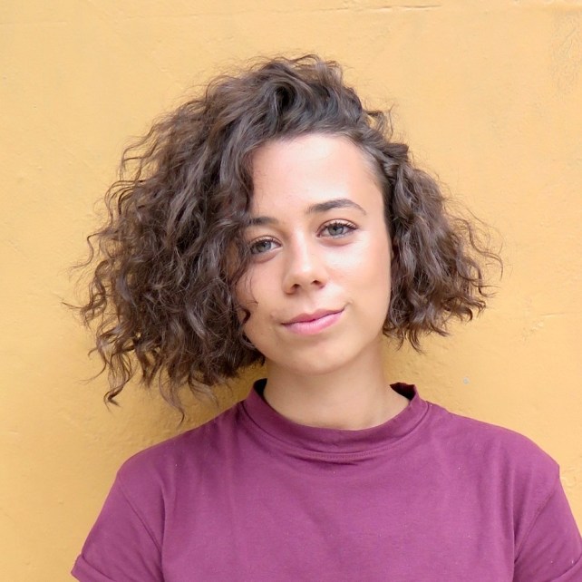 Chỉ cần đổi ngôi mái tóc bob uốn của bạn sẽ thấy ngay sự khác biệt