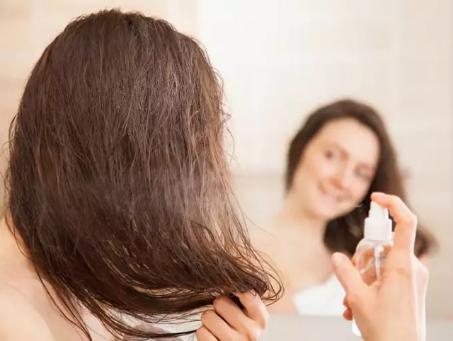 Sau khi gội đầu xịt tinh dầu bưởi để khửi mùi hôi