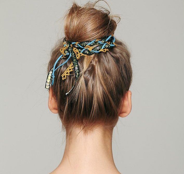 Tạo điểm nhấn cho búi tóc với khăn