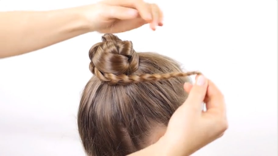 Thắt bím và cuộn tròn bạn sẽ có một búi tóc xinh xắn