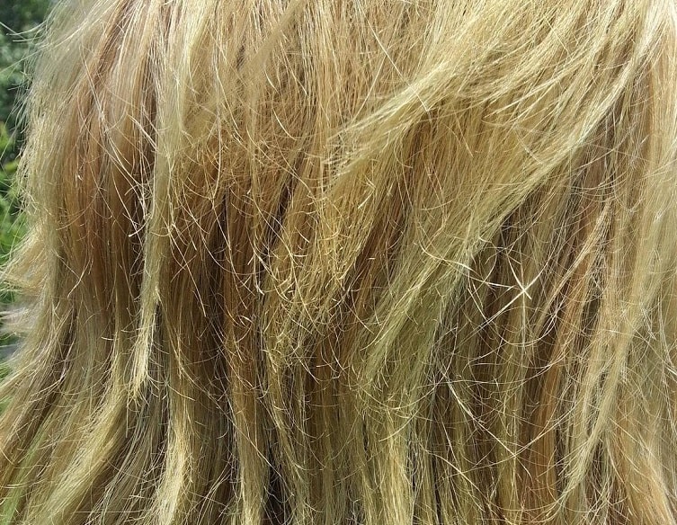 Tóc sẽ có dấu hiệu khô xơ sau khi tẩy