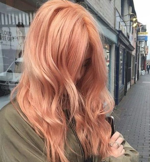 Một chút hồng nữ tính nổi bật với ánh đồng sẽ giúp nàng da ngăm thu hút hơn