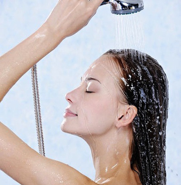 Sau khi ủ tóc với cà phê bạn chỉ cần xả lại với nước mát sạch