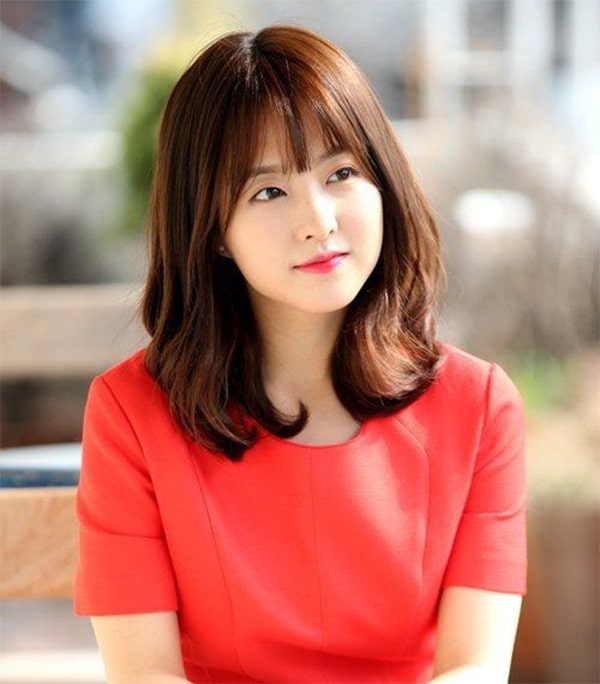 Với độ dài tóc ngang vai thì uốn nhẹ là phương án hợp lý