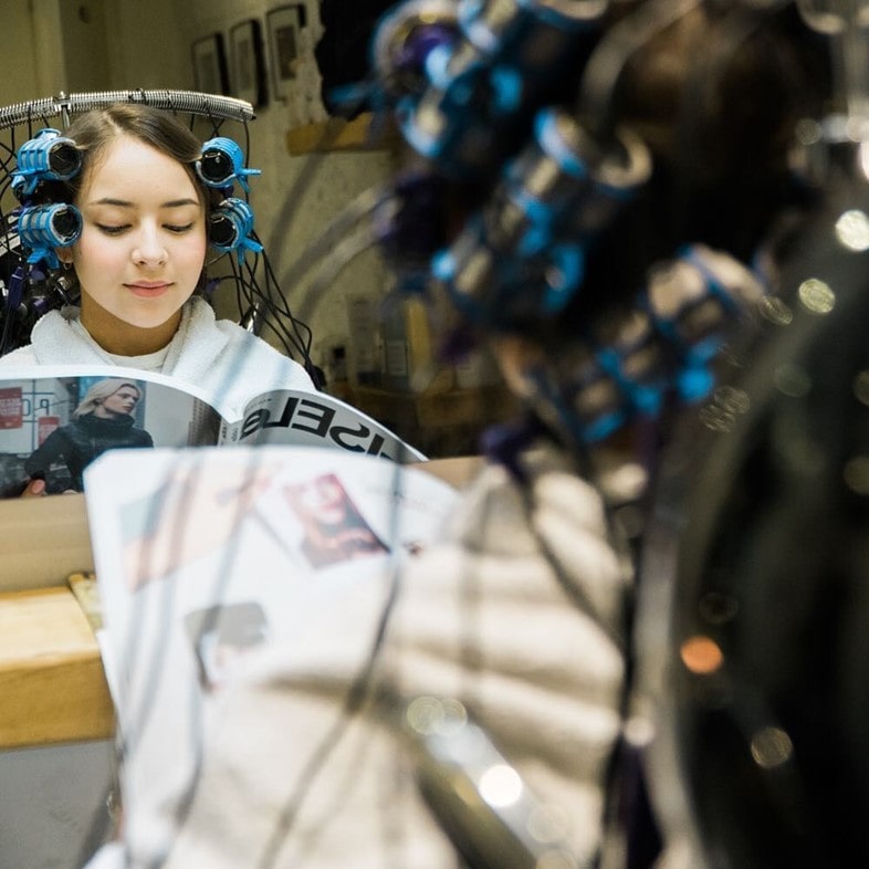 Uốc tóc setting là sử dụng máy với nhiệt độ cao để tạo nên các lọn xoăn