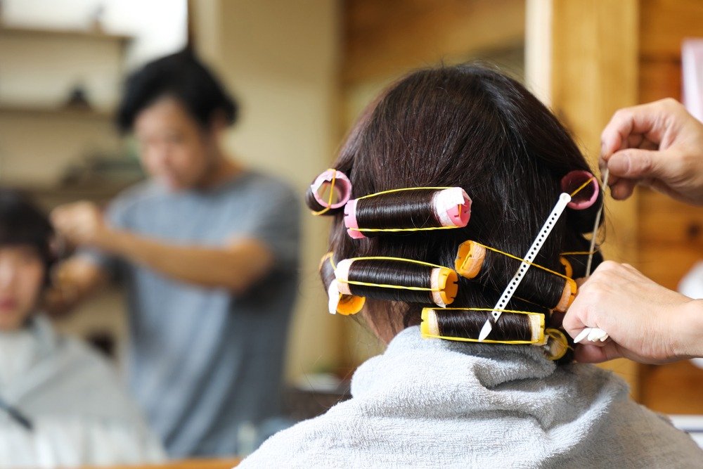 Uốn lạnh chỉ sử dụng thuốc uốn và được thực hiện đơn giản hơn