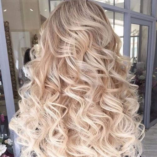 Mái tóc uốn xoăn sóng nhẹ làm tăng sự dịu dàng