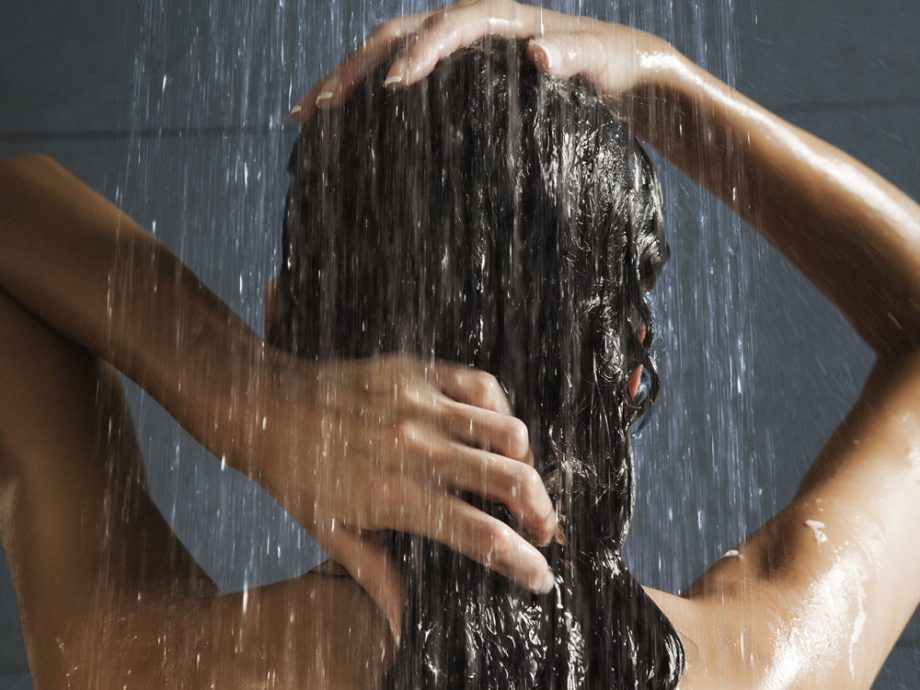 Thay đổi thói quen dùng nước lạnh gội đầu để giúp màu tóc nhuộm giữ lâu hơn