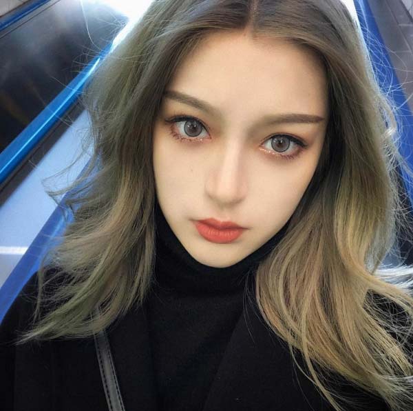 Một chút khói mờ ảo trên nền tóc màu nâu rêu