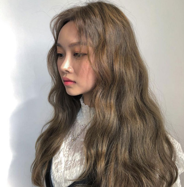 Màu nâu tây ánh rêu lạ mắt khi ánh nắng chiếu vào