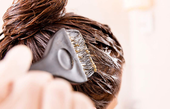 Sử dụng lược chuyên dụng hoặc bàn chải đánh răng sạch để bôi thuốc nhuộm