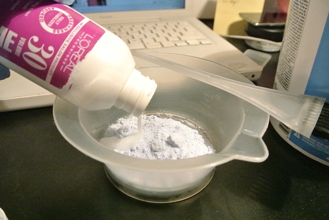 Trộn hỗn hợp bột tẩy tóc đều tay cho đến khi hoàn toàn sánh mịn