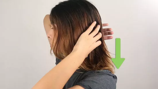 Thoa tinh dầu dưỡng lên tóc theo chiều mũi tên bắt đầu từ thân tóc