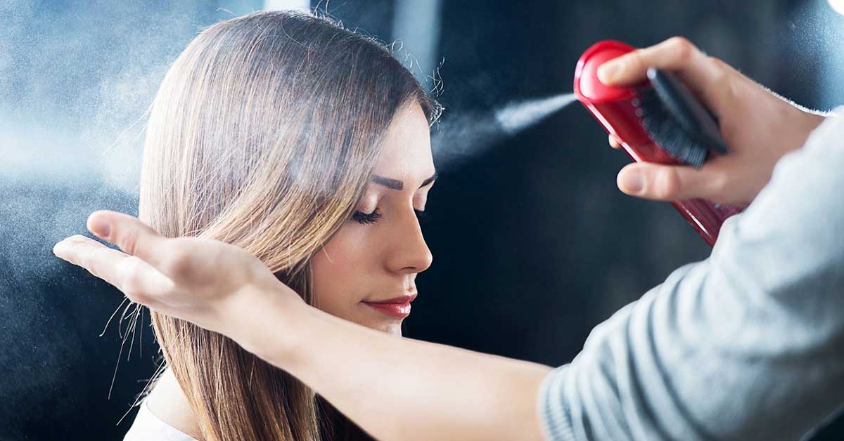 Nên xịt một lớp dưỡng bảo vệ tóc khỏi nhiệt độ của máy kẹp trước khi kẹp