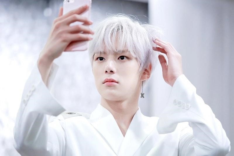 Nổi bật với mái tóc nhuộm màu bạch kim