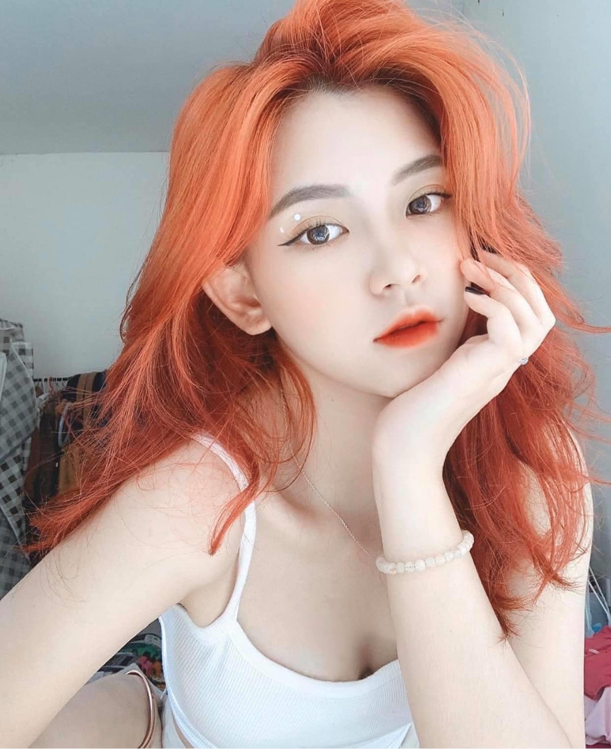 "Cháy" với màu cam đào cuốn hút khó cưỡng