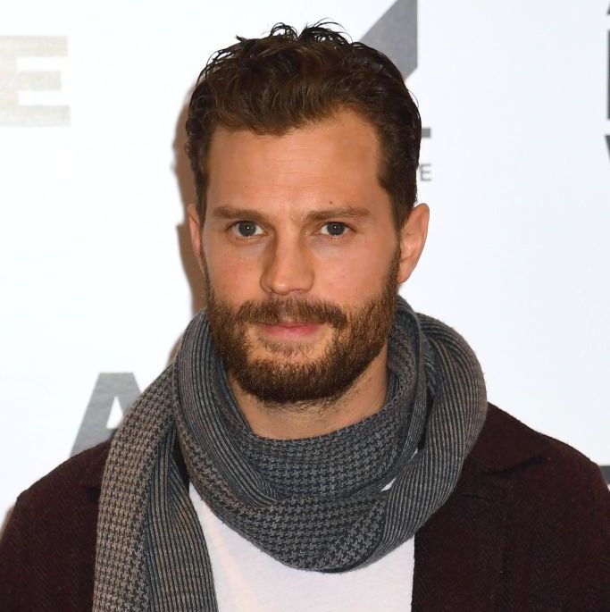 Jamie Dornan với kiểu tóc xoăn phồng nhẹ