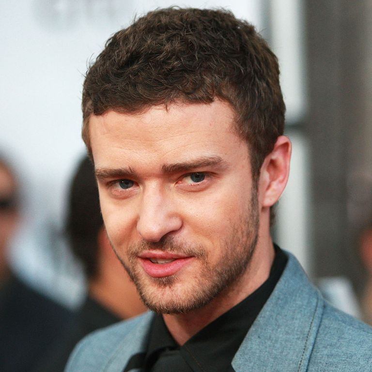 Justin Timberlake với mái tóc xoăn ngắn phồng nhẹ