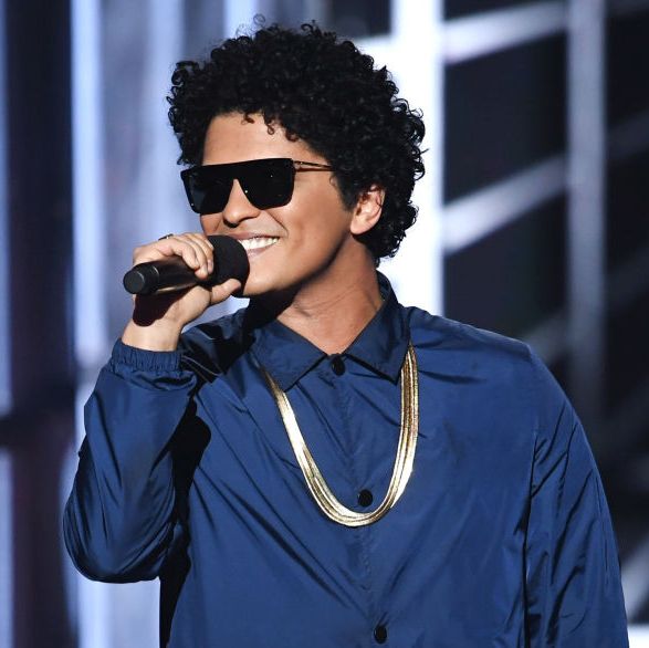 Bruno Mars với kiểu xoăn phồng xù mì