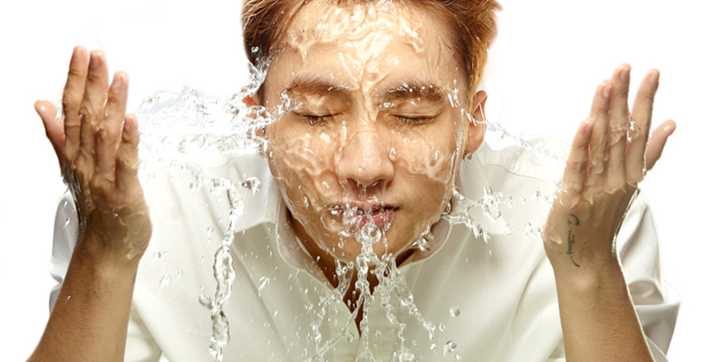 Review sữa rửa mặt trị mụn cho nam tốt nhất 2021