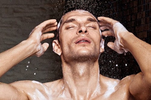 Sau khi dùng dầu xả thì làm sạch tóc với nước mát thay vì nước ấm