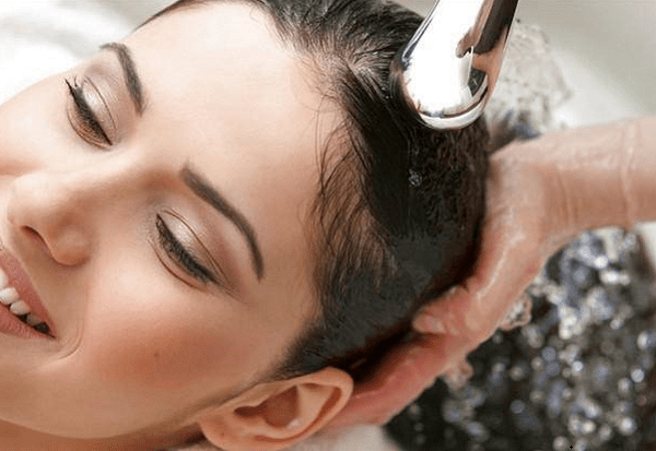 Sử dụng nước lạnh để gội đầu