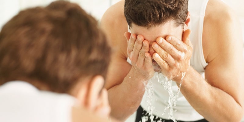 Vệ sinh da sạch giúp da hấp thụ kem dưỡng tối ưu hơn