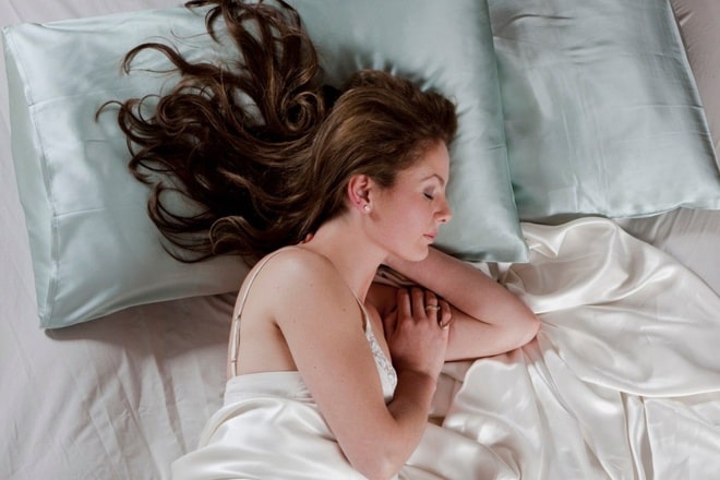 Ngủ trên gối lụa giúp bảo vệ tóc và làn da của bạn