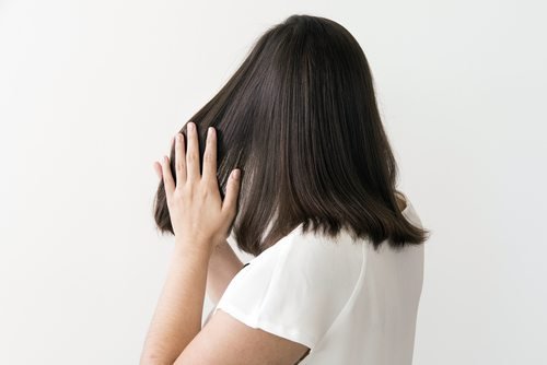 Nên dưỡng ẩm tóc với xịt dưỡng hay dầu dưỡng hiệu quả hơn?