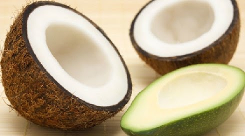 Bơ và dầu dừa bộ đôi hoàn hảo để dưỡng tóc khô xơ