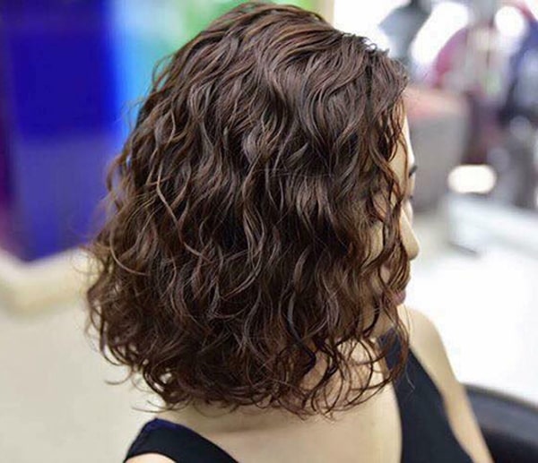 Tóc xoăn chỉ nên cấp ẩm vừa đủ để vẫn giữ được độ bồng bềnh