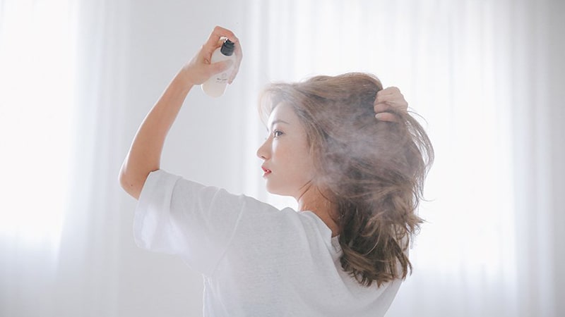 Xịt dưỡng tăng ánh nhuộm tạo lớp màng bảo vệ các hạt màu trên tóc