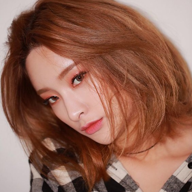 Một chút vàng cho mái tóc nâu cam thêm điểm nhấn