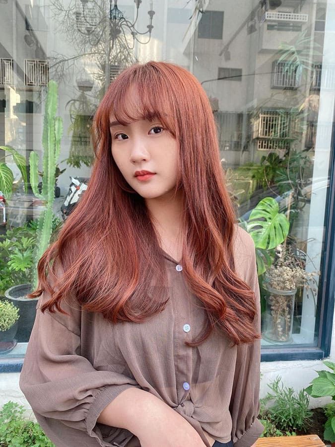 Nâu cam đỏ tối khi chụp dưới ánh sáng ban ngày