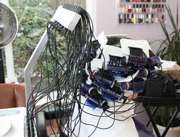 Uốn nóng kỹ thuật số sử dụng máy uốn setting để kích nhiệt lên tóc