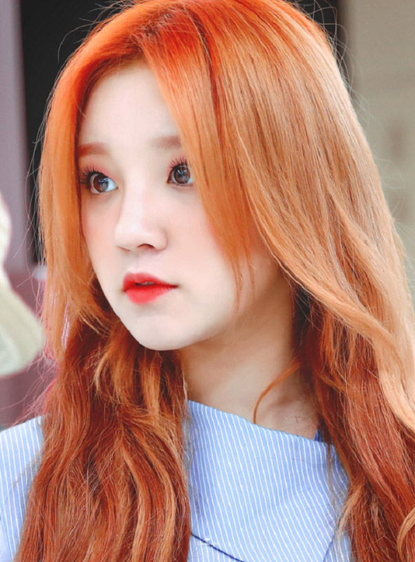 Nổi bật với màu tóc nâu cam đỏ sáng