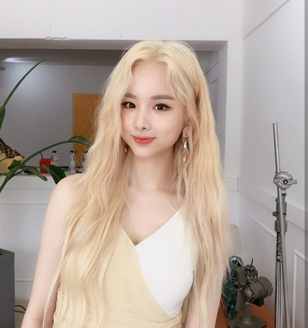 Vàng sáng pastel "nịnh" màu da