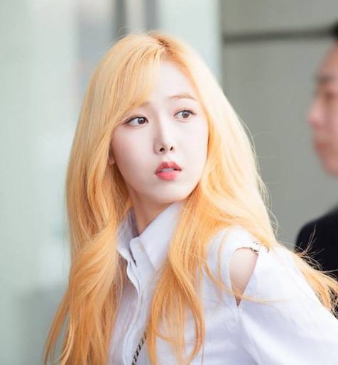 Tóc vàng chanh nịnh da cho nàng nổi bật giữa đám đông