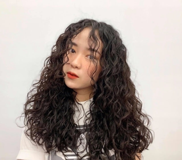 Tốc uốn xoăn xù mì độc lạ thu hút mọi ánh nhìn