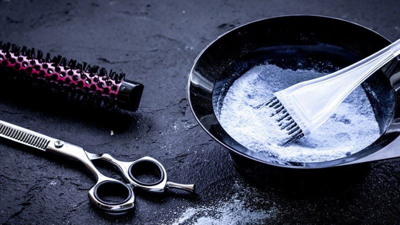 Pha thuốc nhuộm với oxy theo tỉ lệ 1:1 và trộn đều