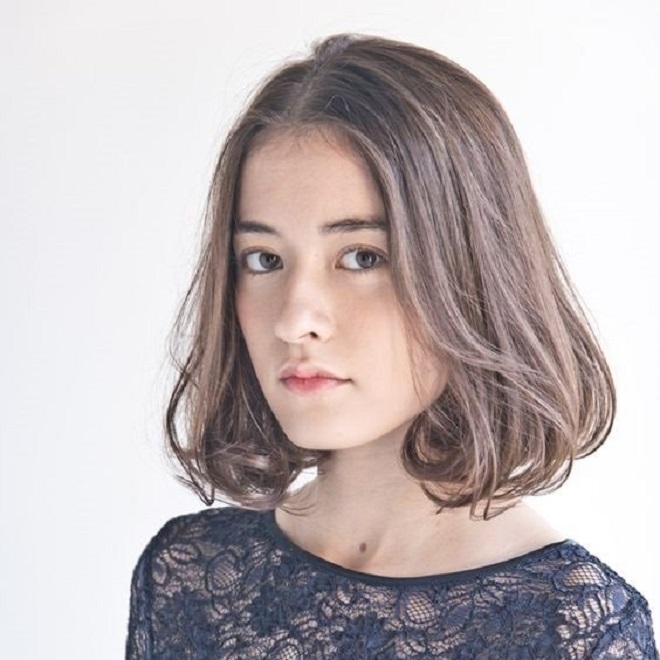 Tóc uốn cụp đuôi chưa bao giờ lỗi thời