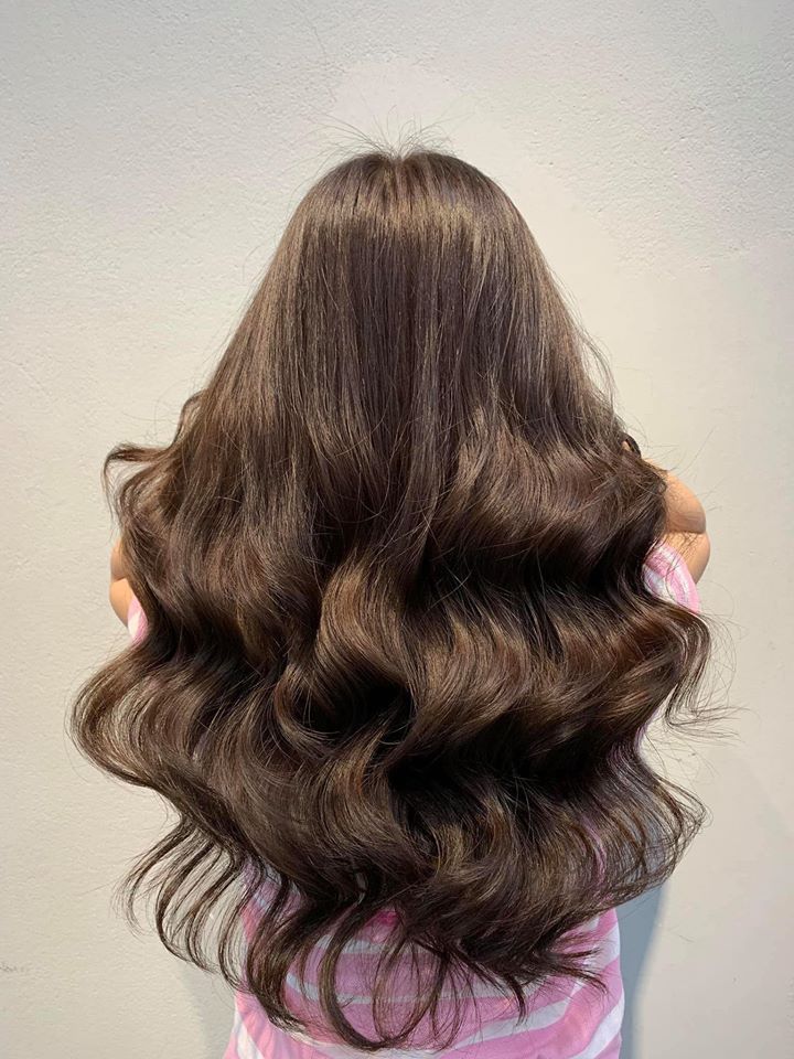 Tóc uốn gợn sóng là lựa chọn tuyệt vời của các cô gái