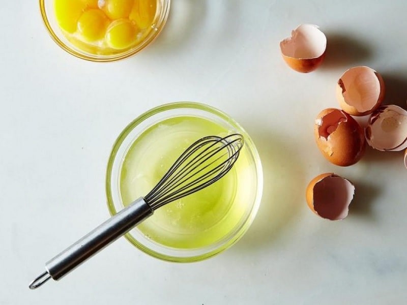 Lòng trắng trứng gà giúp tóc làm sạch bã nhờn